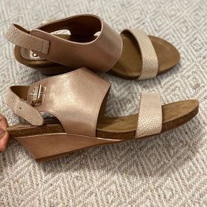 Sofft | Metallic Pink Wedge Sandals